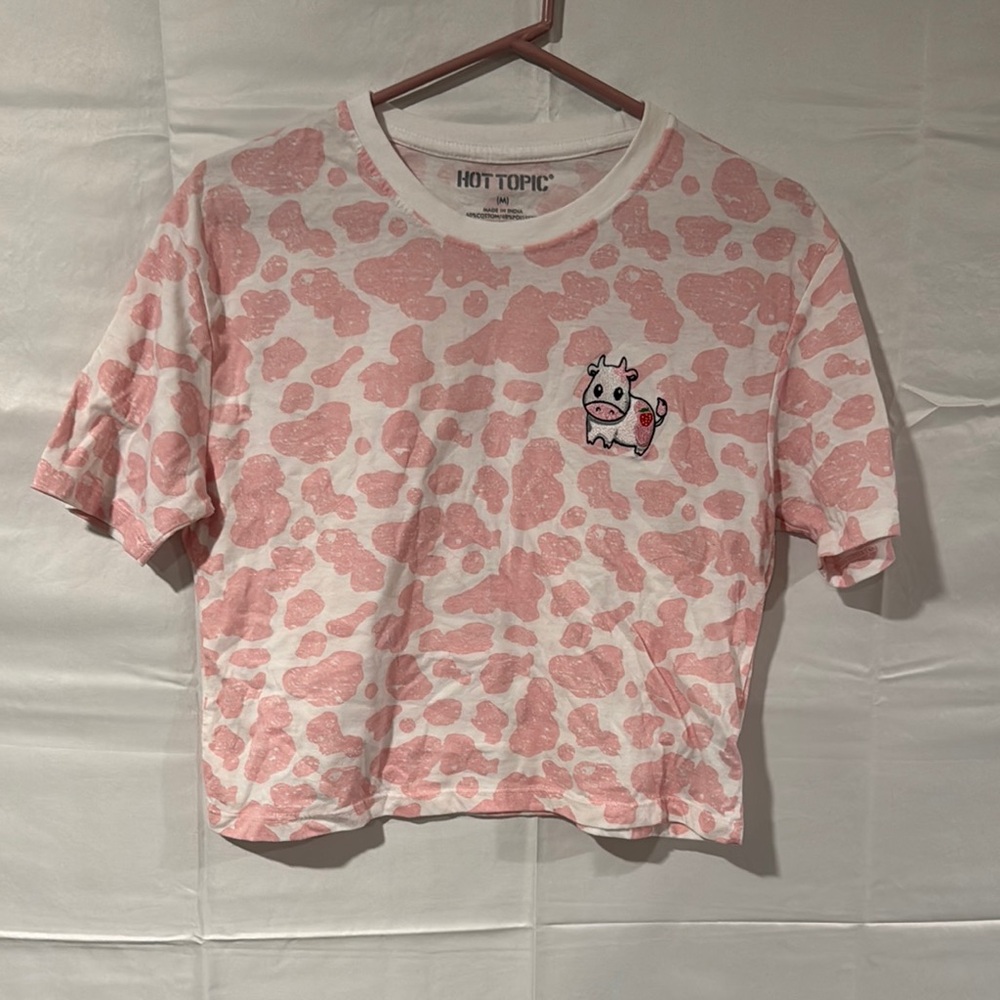 Women’s Hot Topic Pink and White Cow Print Cropped Tee
